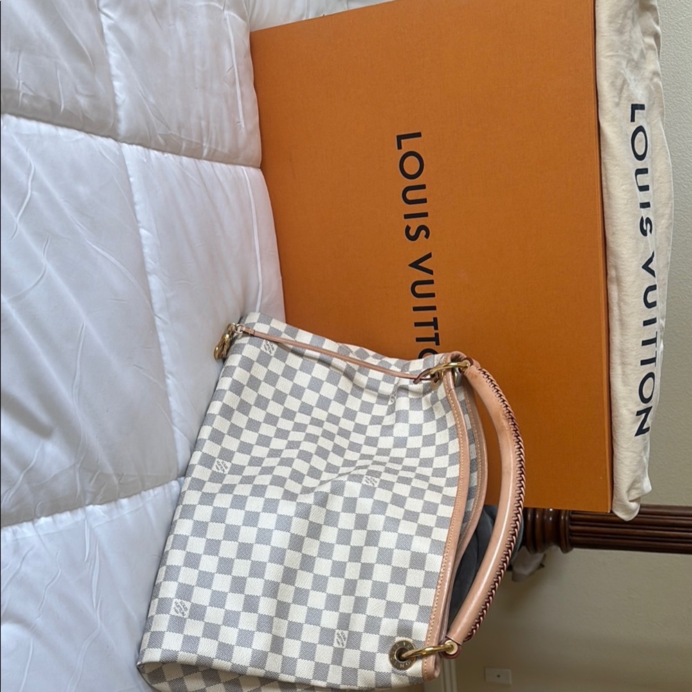 Louis Vuitton MM artsy in great condition handle has a small dent - Picture 1 of 15